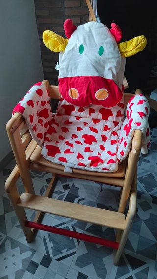 Trona de madera convertible en pupitre