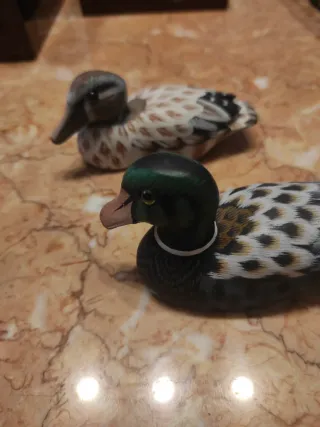 Figuras de patos decorativos de madera