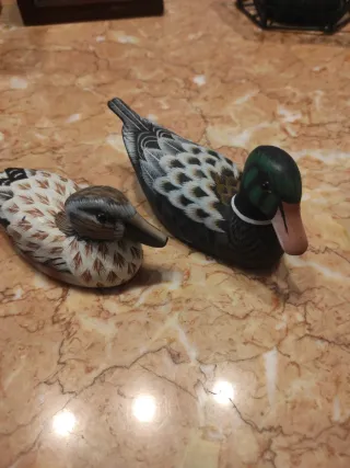 Figuras de patos decorativos de madera