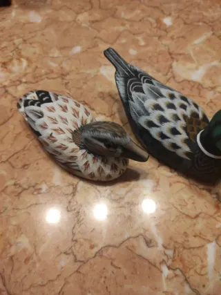 Figuras de patos decorativos de madera