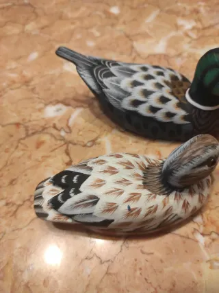 Figuras de patos decorativos de madera