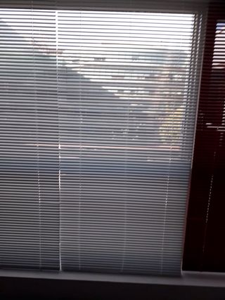 Persiane veneziane decorative bianche e rosse