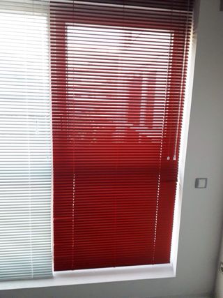 Persiane veneziane decorative bianche e rosse