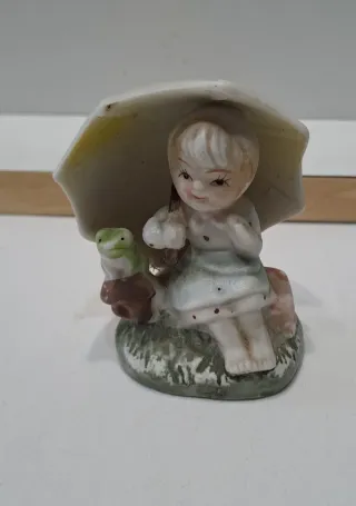 Bambolina in ceramica con ombrello e ranocchia