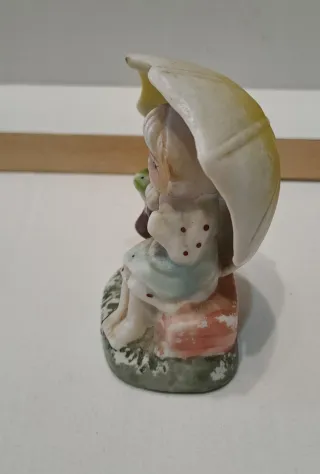 Bambolina in ceramica con ombrello e ranocchia