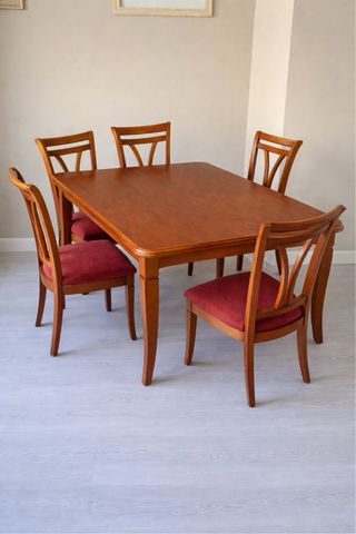 Mesa de comedor de madera de cerezo