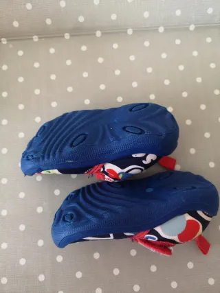 Sapatos de banho Tuc Tuc com padrão divertido