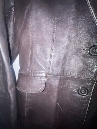 Americana de piel marrón