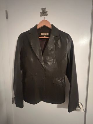 Americana de piel marrón