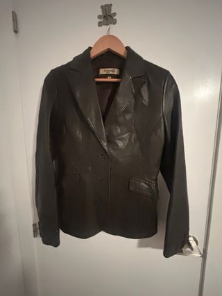 Americana de piel marrón