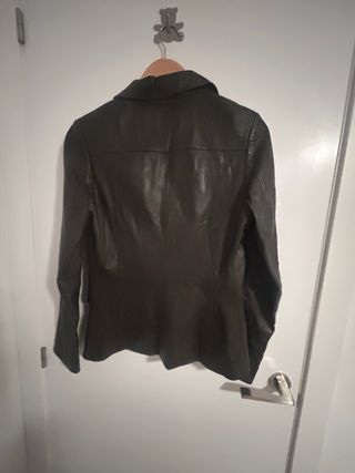 Americana de piel marrón