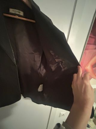 Americana de piel marrón