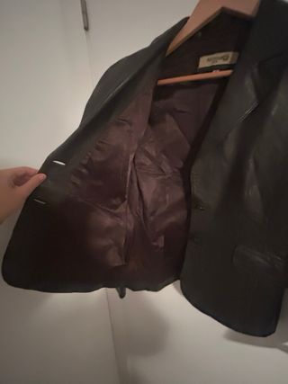 Americana de piel marrón