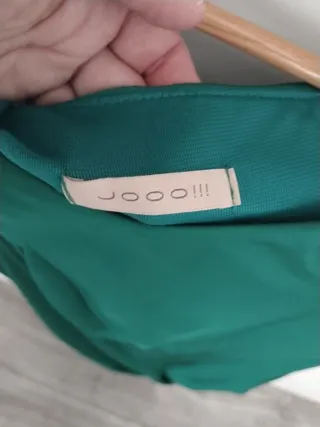 Vestido verde con flor