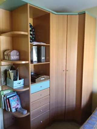 Armario rinconera con estanterías