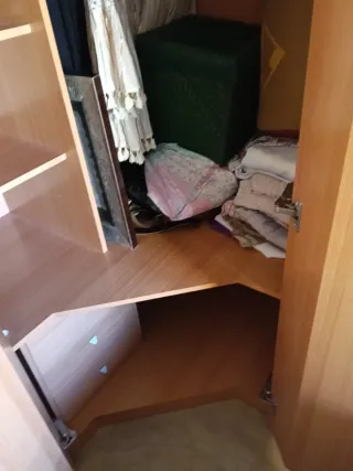 Armario rinconera con estanterías