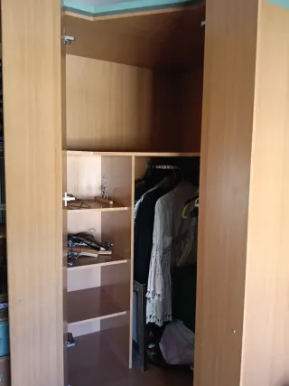Armario rinconera con estanterías