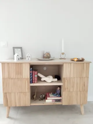 Aparador de madera con detalles dorados