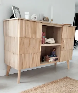 Aparador de madera con detalles dorados