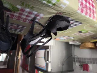 Sandalias plataforma piel negras puntera abierta.