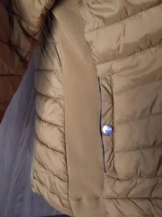 Chaquetón acolchado color mostaza