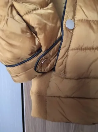 Chaquetón acolchado color mostaza