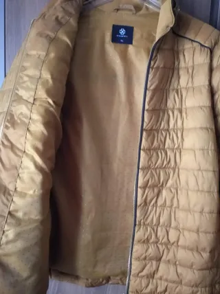Chaquetón acolchado color mostaza