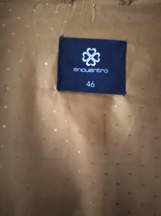 Chaquetón acolchado color mostaza