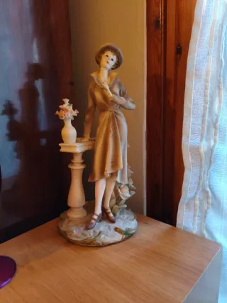 Statuetta vintage donna in resina