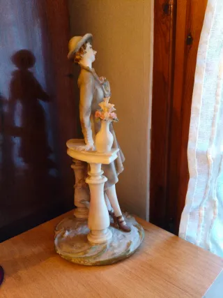 Statuetta vintage donna in resina