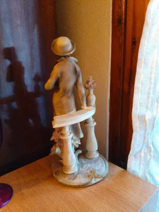 Statuetta vintage donna in resina