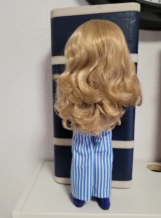 Muñeca Kika rubia con mono a rayas