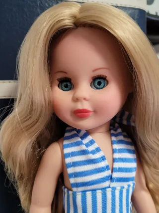 Muñeca Kika rubia con mono a rayas