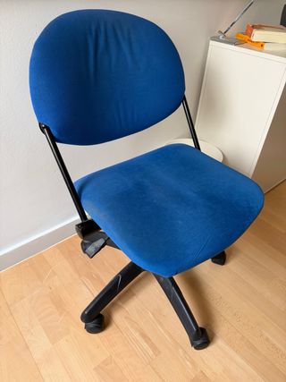 Silla de escritorio azul giratoria