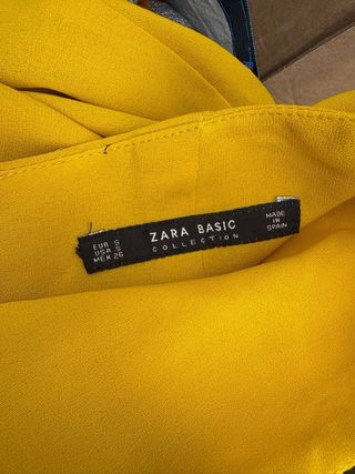 Falda cruzada con nudo amarillo