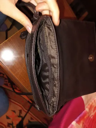 Bolso marrón y mochila rosa