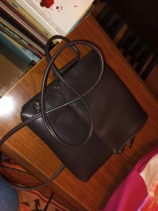 Bolso marrón y mochila rosa