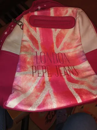 Bolso marrón y mochila rosa