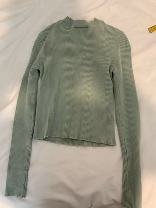 Blusa verde ajustada con abertura