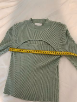 Blusa verde ajustada con abertura