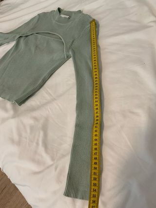 Blusa verde ajustada con abertura