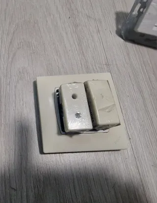 Interruptor y enchufe Simón 27 marfil beige