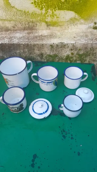 Set 5 tazze smaltate vintage con coperchi