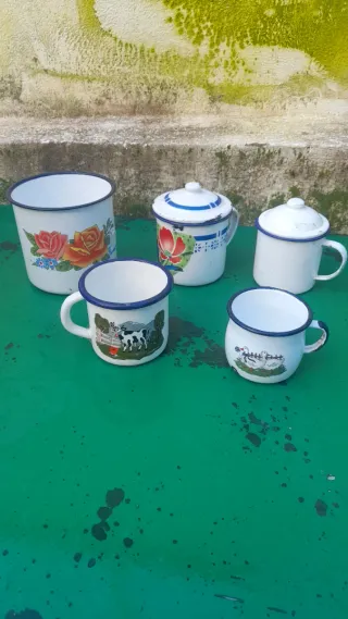 Set 5 tazze smaltate vintage con coperchi
