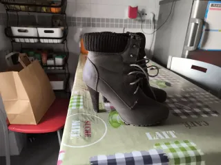 Botines tacón verde militar talla 40