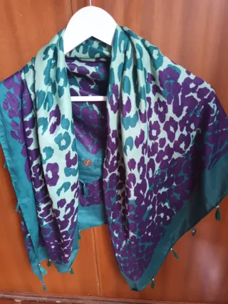 Pañuelo estampado verde y morado.