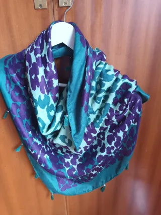Pañuelo estampado verde y morado.