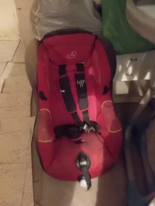 Silla de coche infantil roja