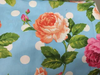 Tela azul con lunares y rosas grandes