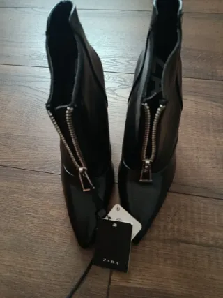 Botines Zara con cremallera frontal